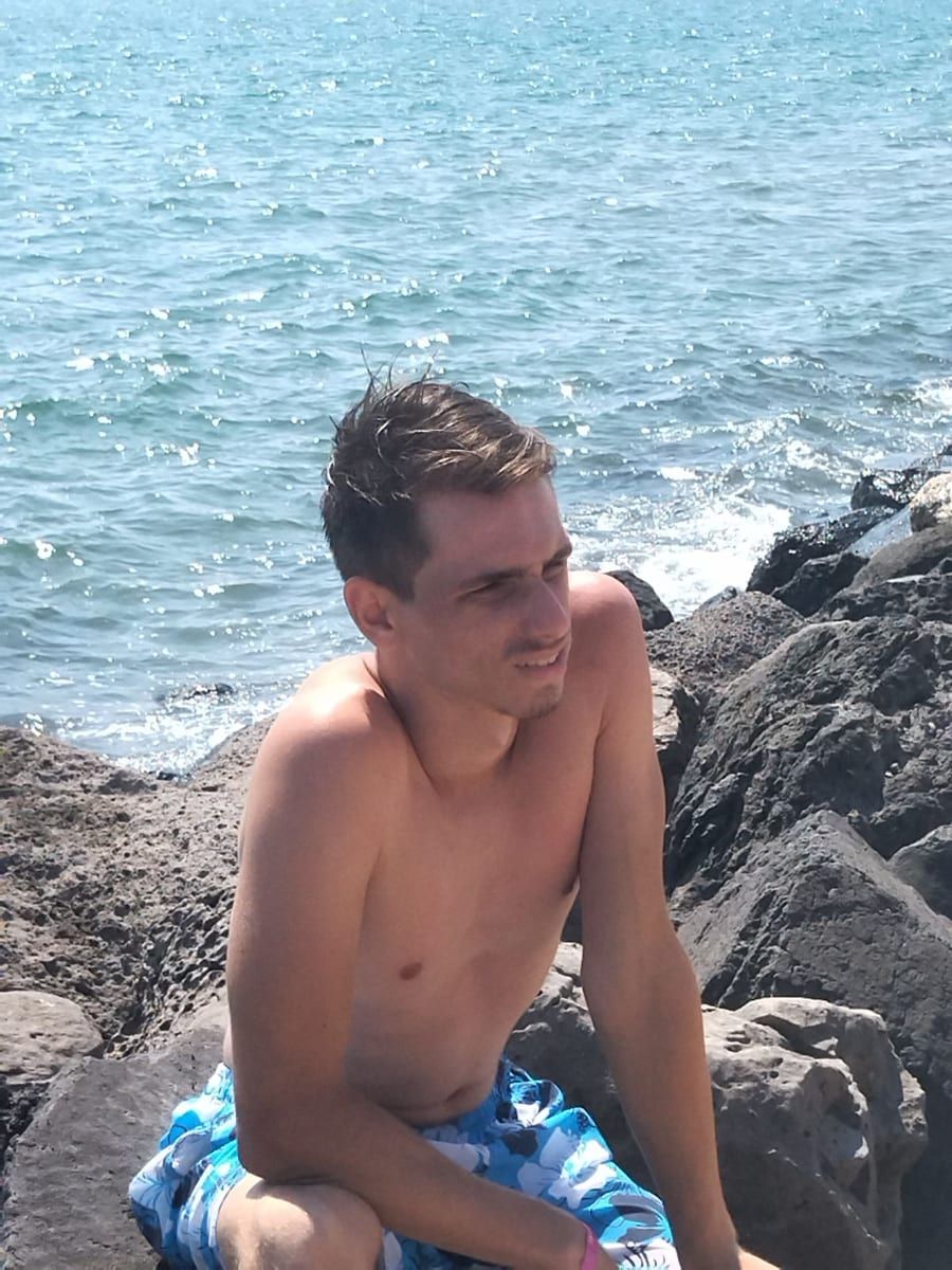 Erdal - Sites gay à Appenzell Enggenhütten Profil de Erdal, 29 ans, Sites gay à Appenzell Enggenhütten (Appenzell Rhodes-Intérieures)