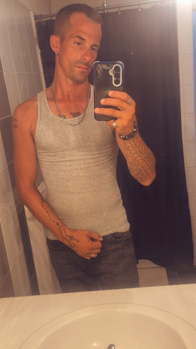 Drazik - Sites gay à Luthern Profil de Drazik, 22 ans, Sites gay à Luthern (Lucerne)