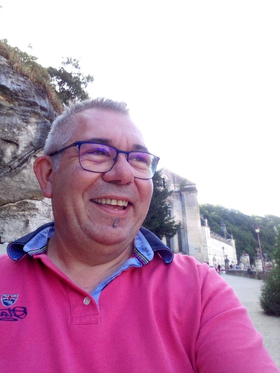 Charlemagne - Sites gay à Vers-chez-Perrin Profil de Charlemagne, 44 ans, Sites gay à Vers-chez-Perrin (Vaud)