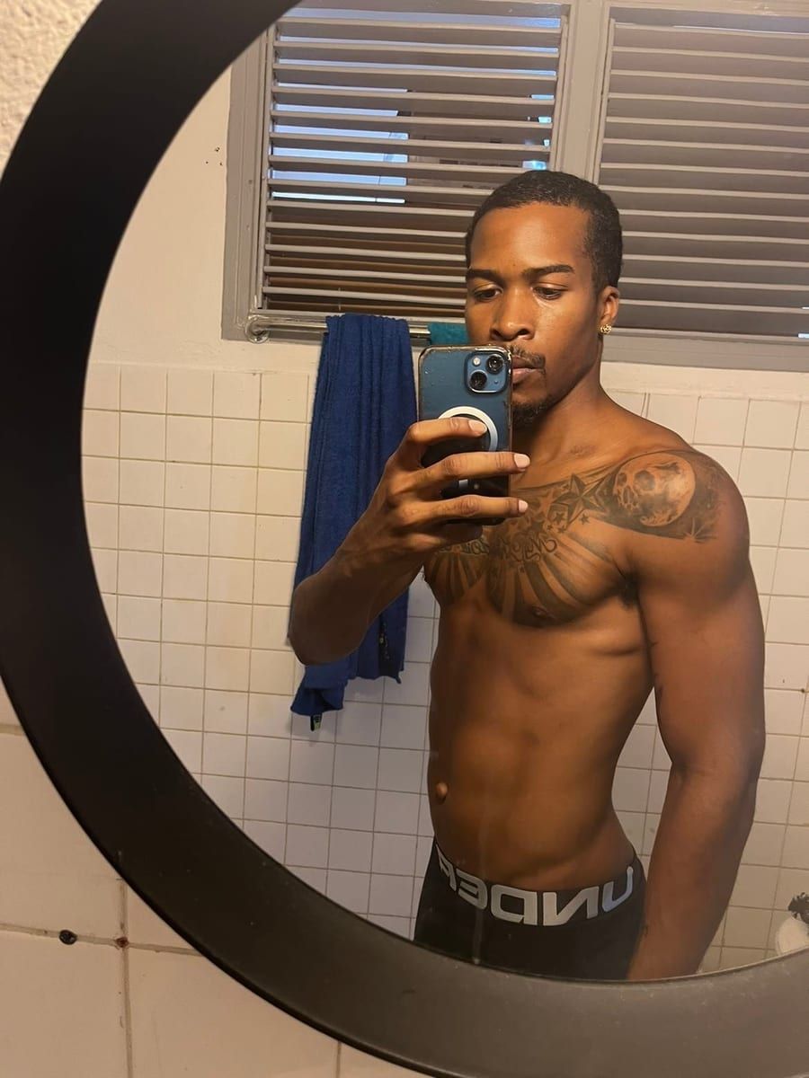 Darris - Sites gay à Rossura Profil de Darris, 35 ans, Sites gay à Rossura (Tessin)