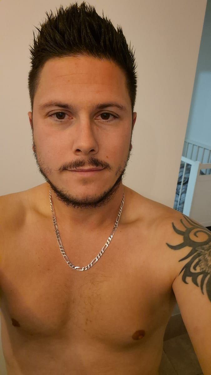 Timotei - Sites gay à Cumpadials Profil de Timotei, 27 ans, Sites gay à Cumpadials (Grisons)